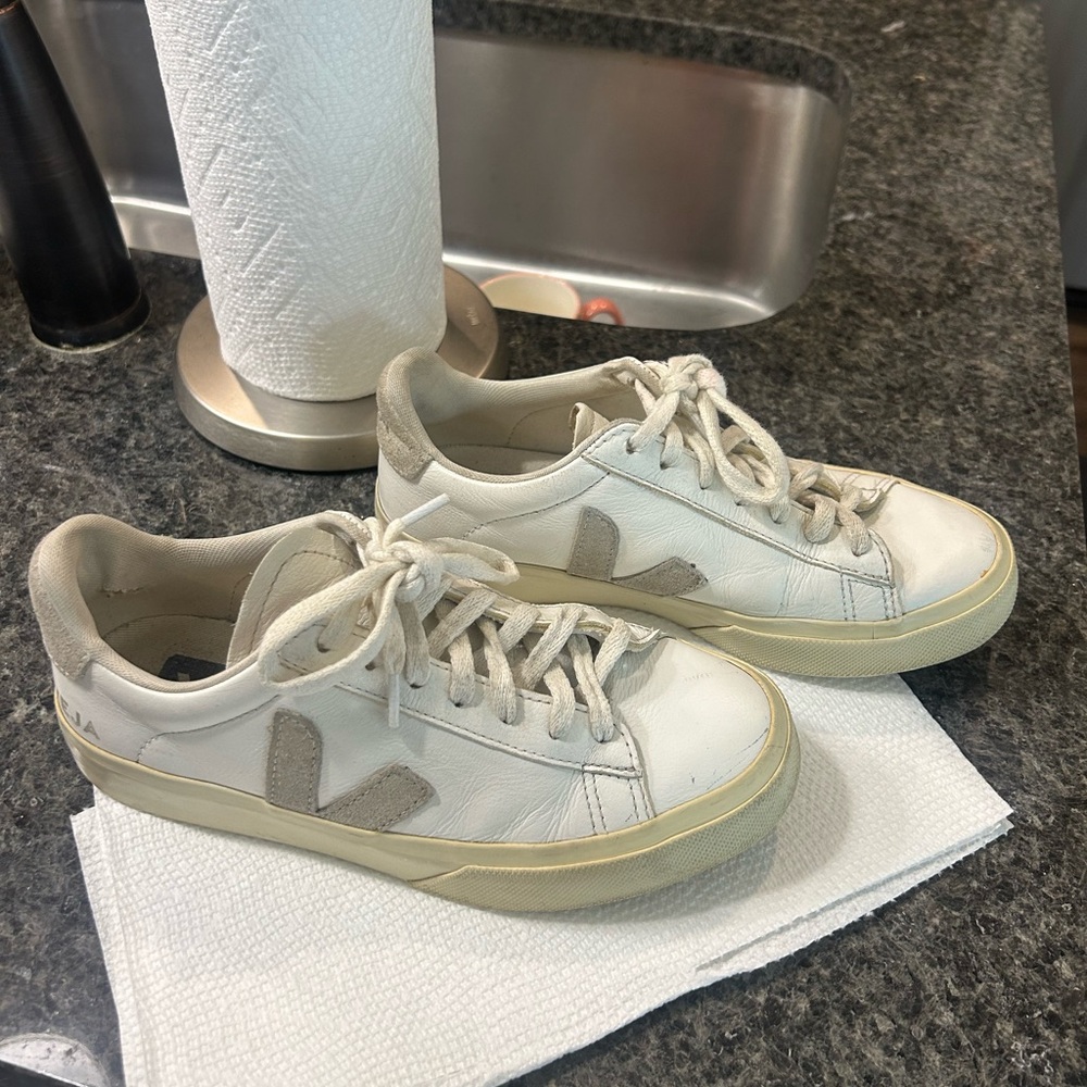 white and tan vejas